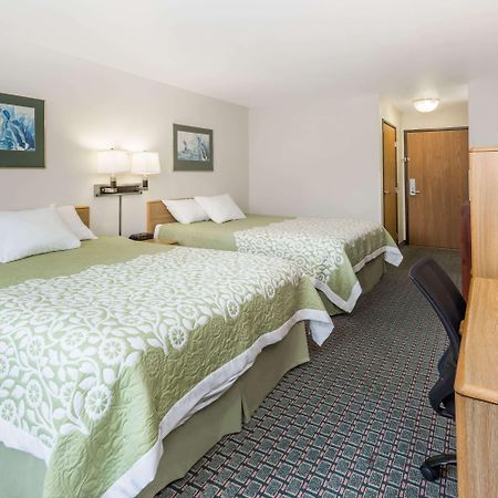 Days Inn By Wyndham Stoughton Wi. Esterno foto