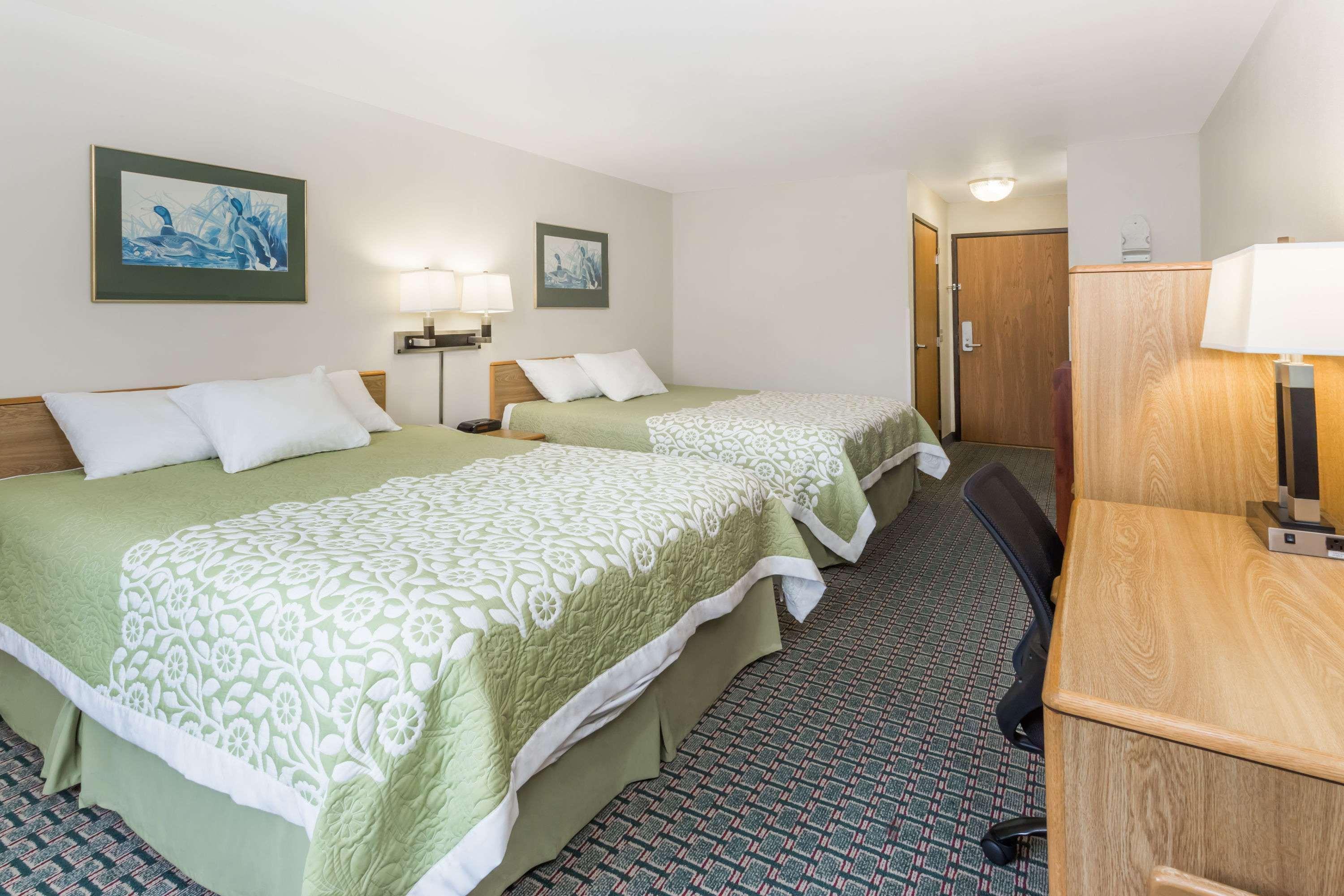 Days Inn By Wyndham Stoughton Wi. Esterno foto