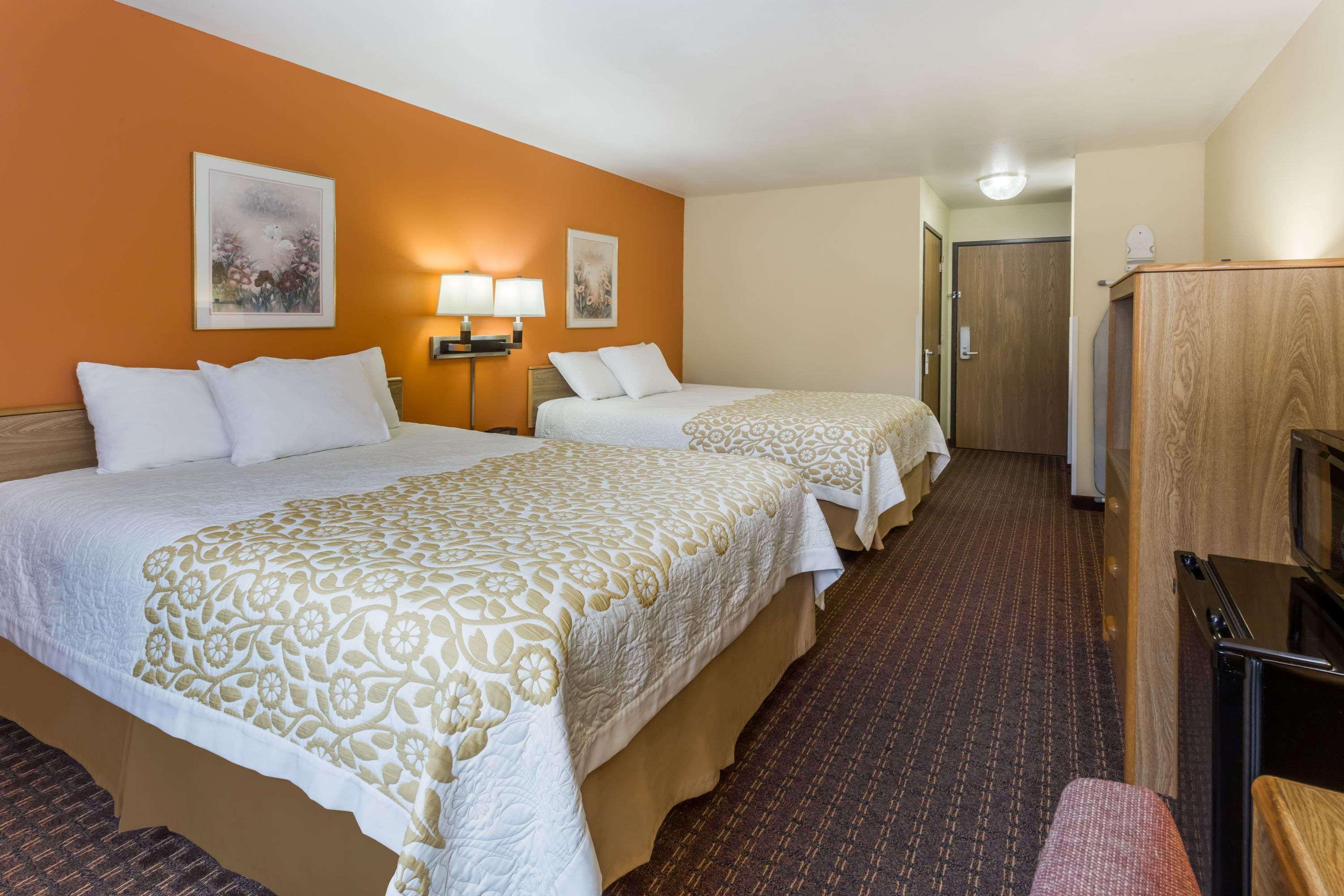 Days Inn By Wyndham Stoughton Wi. Esterno foto