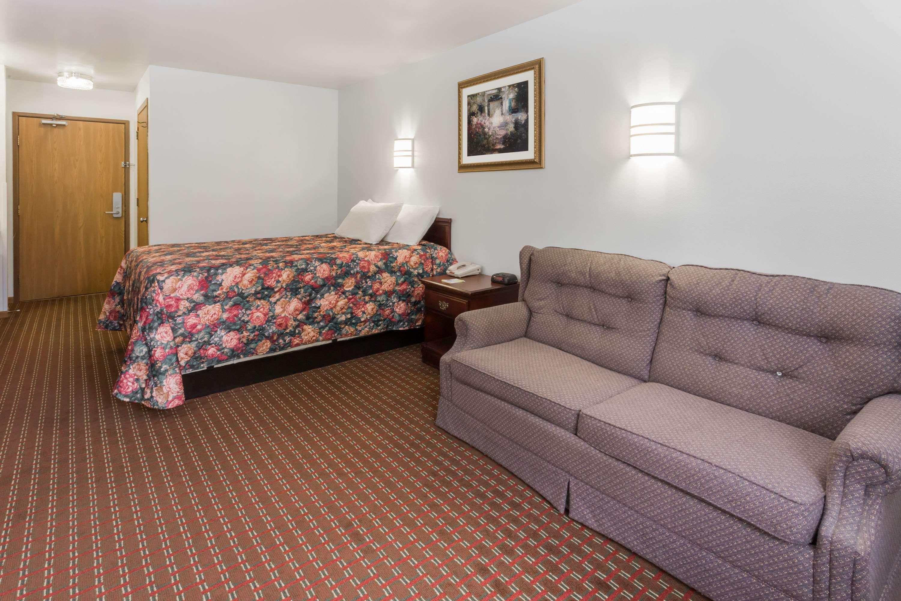 Days Inn By Wyndham Stoughton Wi. Esterno foto